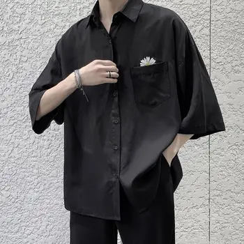 قميص بأكمام قصيرة للرجال الصيف ديزي التطريز القوطية أسود قميص فضفاض الجرونج على غرار هونج كونج اليابان الهيب هوب وسيم بلوزة